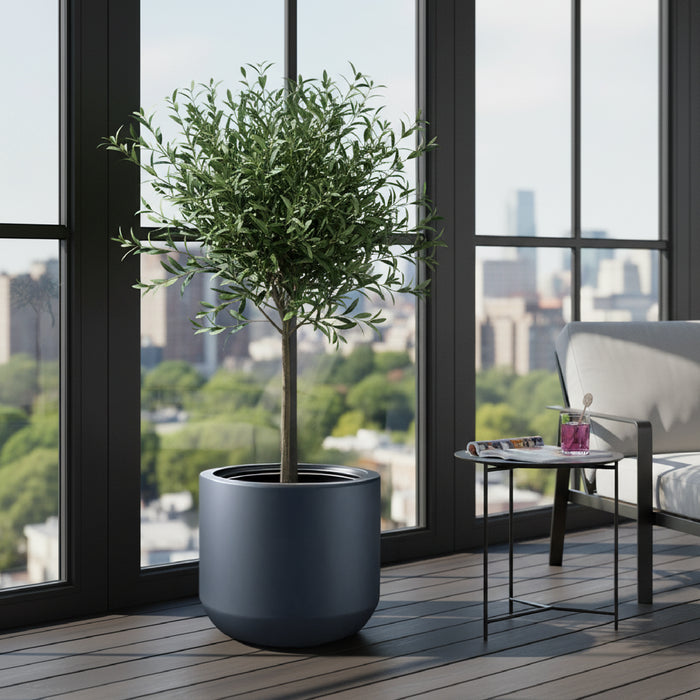 Matera cilíndrica Heos de 30cm en color antracita, mostrando su acabado mate y su insert interior. #ia -Tumatera.co