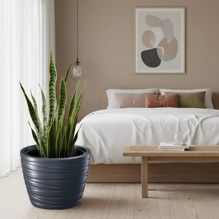 Matera de piso, redonda, modelo Maze de 38cm en color antracita, mostrando su intrincado patrón geométrico 3D en relieve y su inserto interior. #ia - Tumatera.co