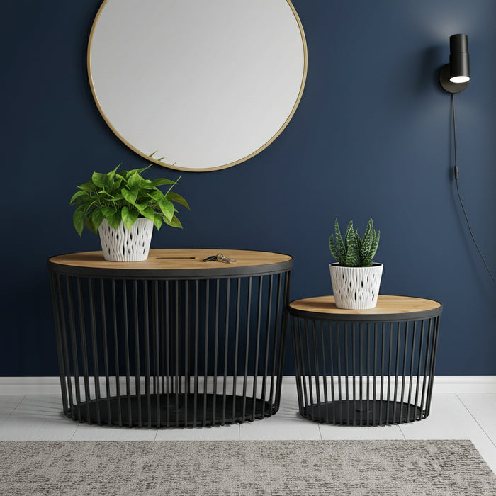 Set de dos mesas decorativas Clubo con base de cesta de alambre gris oscuro y tapa redonda de madera de bambú natural. #ia - Tumatera.co