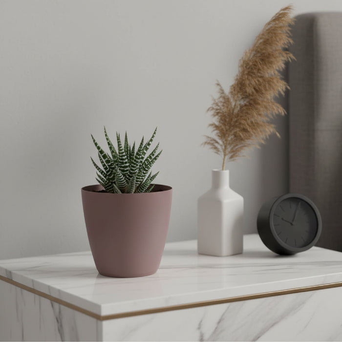 Matera pequeña minimalista Mate de 14cm en color marsala, mostrando su acabado liso y su forma cónica clásica. #ia - Tumatera.co