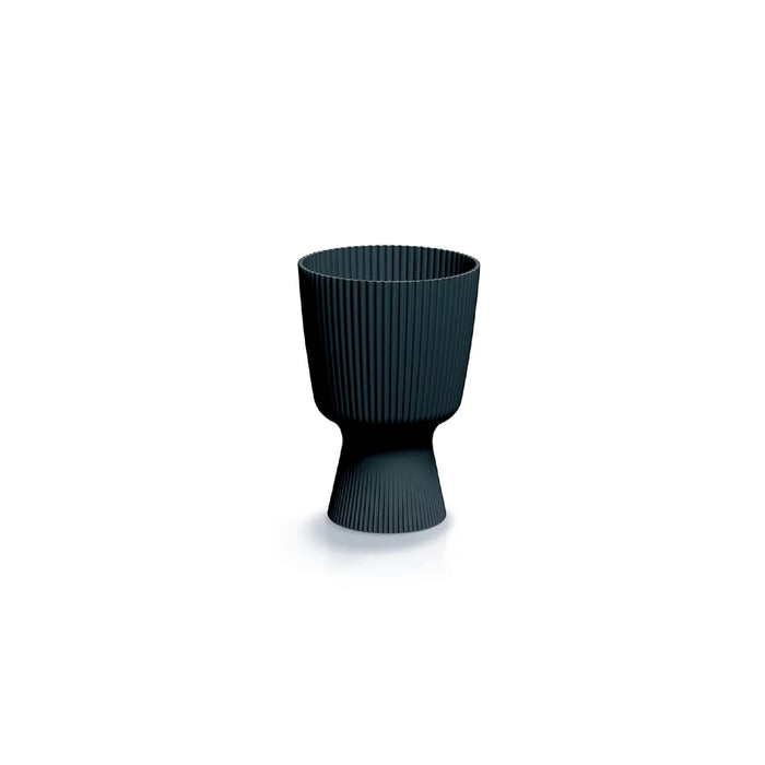 Matera Milly Round de Tumatera color antracita sobre fondo blanco, mostrando su diseño acanalado y forma de copa.