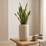 Matera en Ceramica Cilindrica Acanalada 24 cm - ambiente #ia arena - Tumatera.co