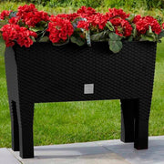 Mini Huerta Ratán con Autorriego 80 cm vista frontal con flores rojas