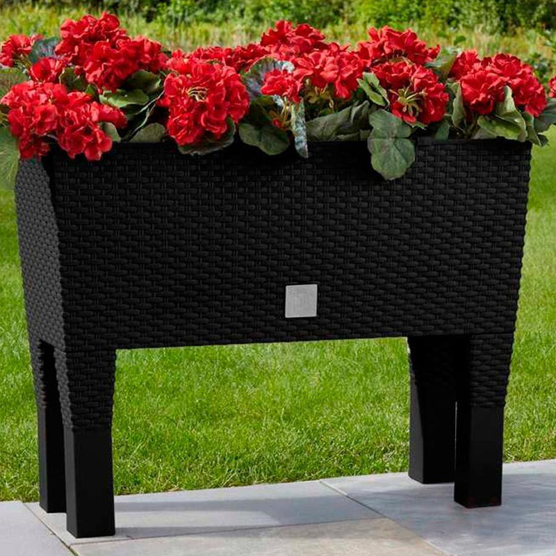 Mini Huerta Ratán con Autorriego 80 cm vista frontal con flores rojas